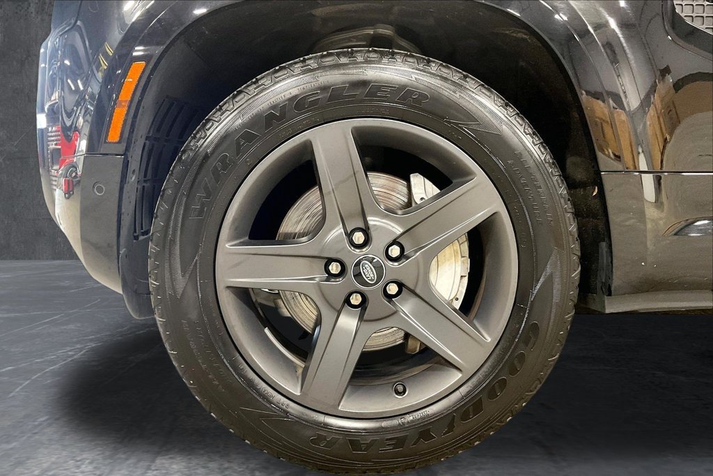 Used 2023 Land Rover Defender 130 X-Dynamic SE AWD/4WD image 36