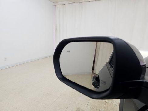 Used 2025 Chevrolet Equinox LT AWD/4WD image 12
