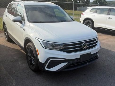 Used 2024 Volkswagen Tiguan SE FWD image 2