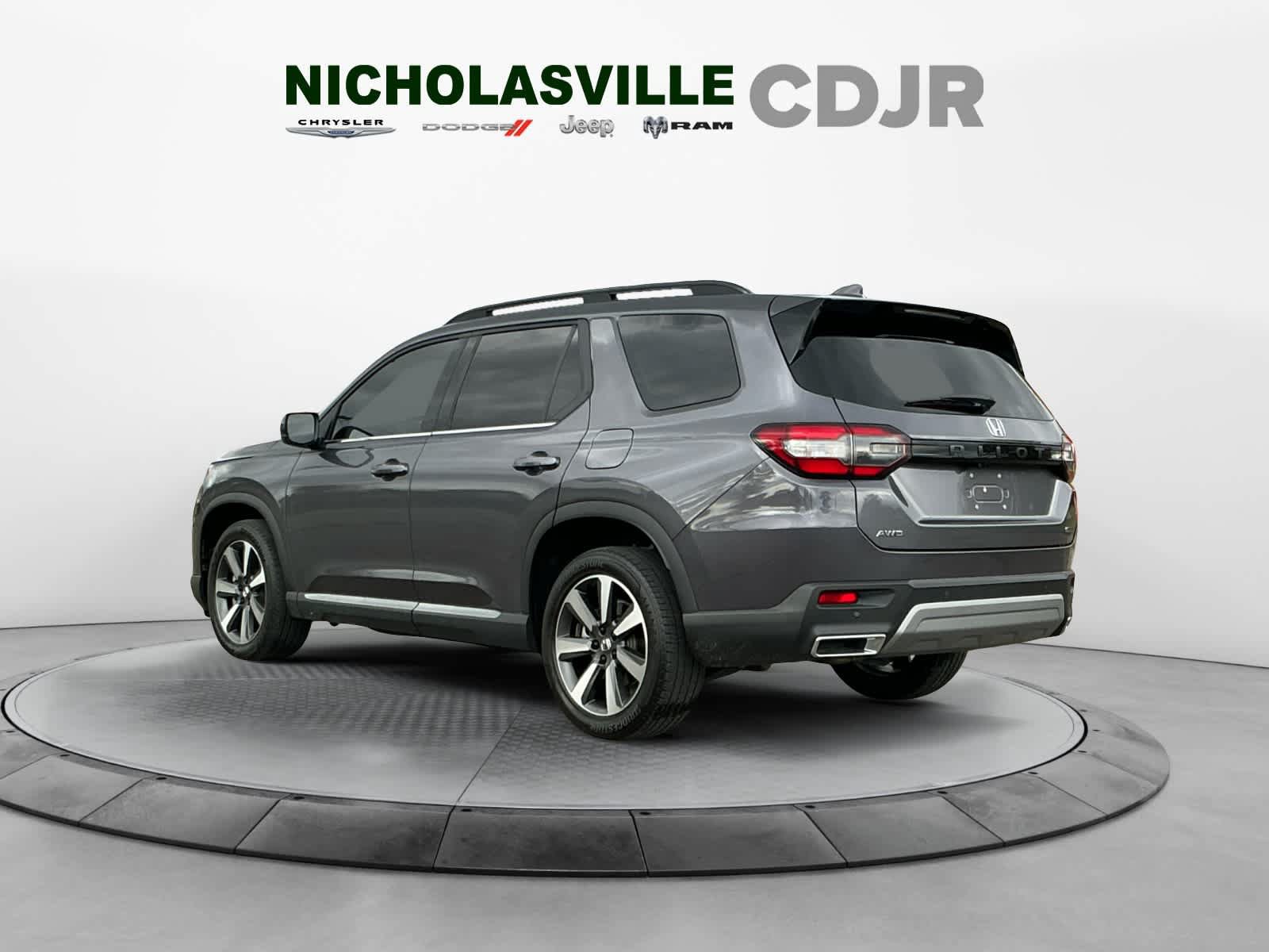 Used 2025 Honda Pilot Touring image 3
