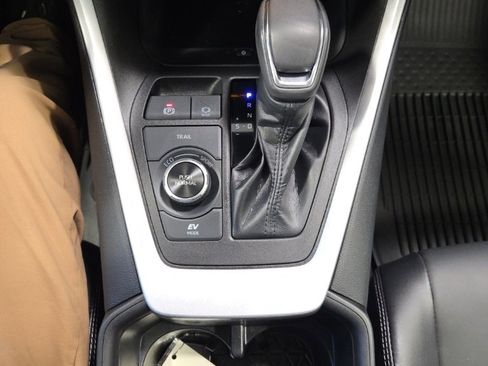 Used 2022 Toyota RAV4 XLE Premium image 25
