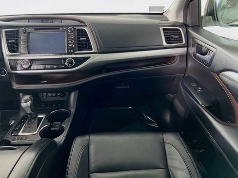 Used 2018 Toyota Highlander XLE image 25