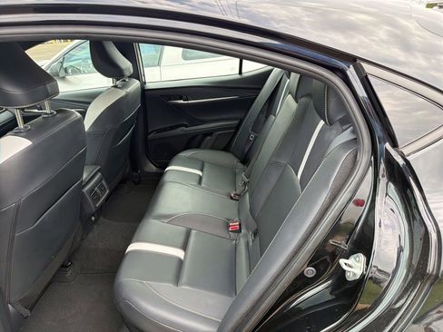 Used 2025 Toyota Camry SE FWD image 3