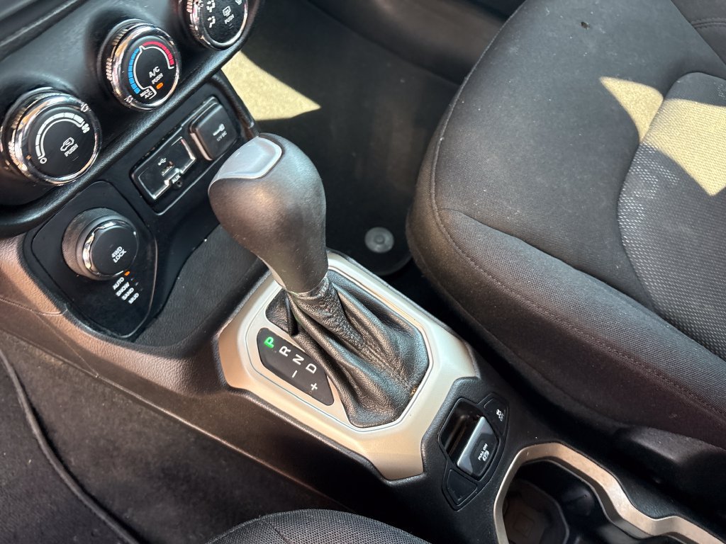 Used 2017 Jeep Renegade Latitude AWD/4WD image 23