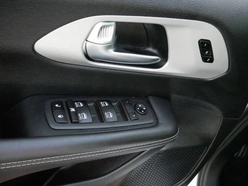 Used 2024 Chrysler Pacifica Touring-L w/ Uconnect Theater Family Group image 19