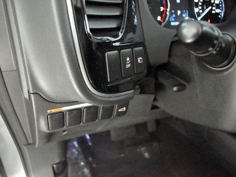 Used 2017 Mitsubishi Outlander SE AWD/4WD image 24