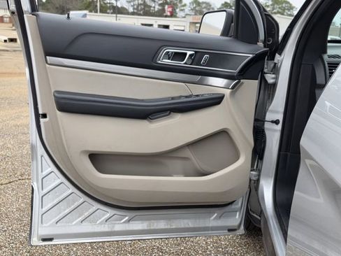 Used 2019 Ford Explorer XLT w/ Equipment Group 201A image 16