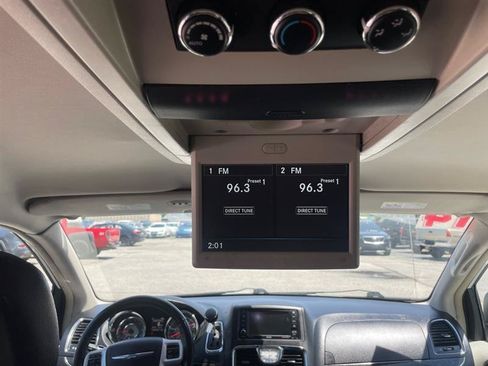 Used 2014 Chrysler Town & Country Touring FWD image 10