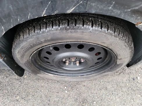 Used 2013 Hyundai Veloster w/ Style Pkg image 30