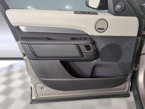 Used 2025 Land Rover Discovery Dynamic SE image 18