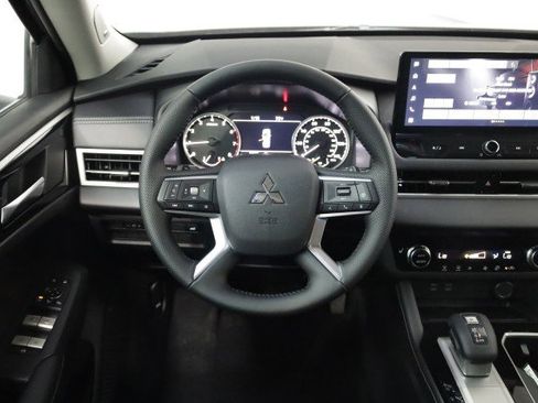 New 2025 Mitsubishi Outlander SE image 17