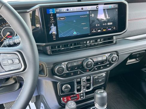 Used 2025 Jeep Wrangler Unlimited Rubicon image 15