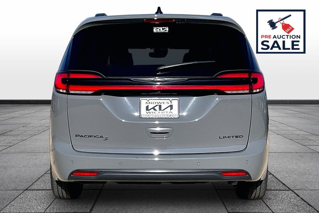 Used 2025 Chrysler Pacifica Limited FWD image 4
