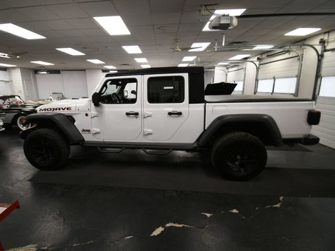 Used 2024 Jeep Gladiator Mojave w/ Technology Group AWD/4WD image 5