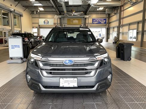 Used 2025 Subaru Forester Premium AWD/4WD image 3