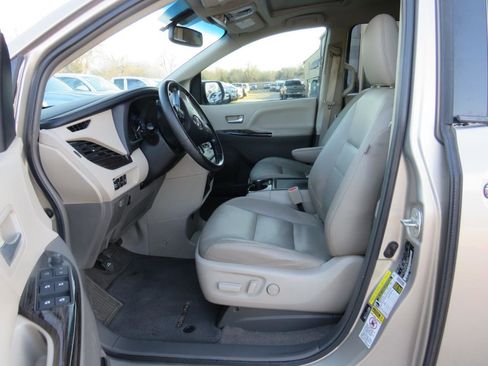Used 2015 Toyota Sienna XLE w/ XLE Navigation Package FWD image 11