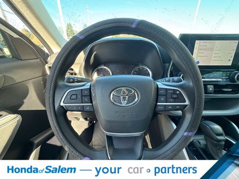 Used 2023 Toyota Highlander L image 14