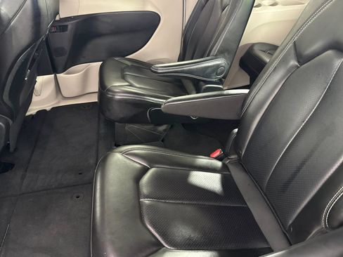 Used 2023 Chrysler Pacifica Touring-L FWD image 9