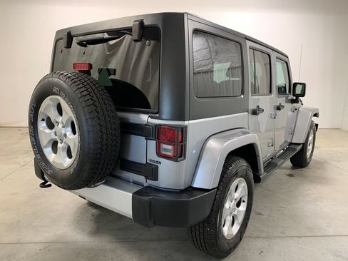 Used 2015 Jeep Wrangler Unlimited Sahara w/ Connectivity Group AWD/4WD image 9