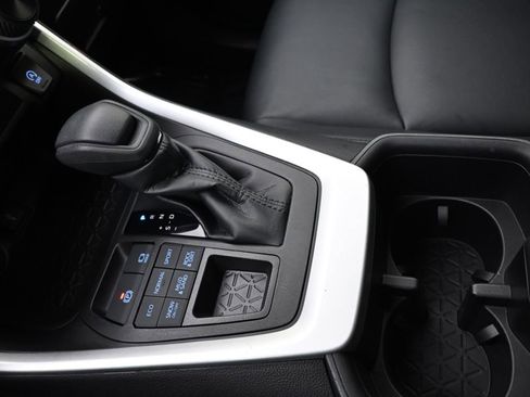 Used 2022 Toyota RAV4 LE image 31