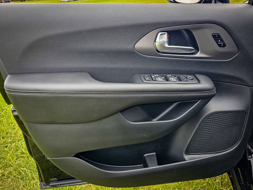 New 2027 Chrysler Pacifica Select AWD/4WD image 10