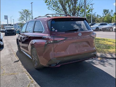 Used 2022 Toyota Sienna XSE image 5
