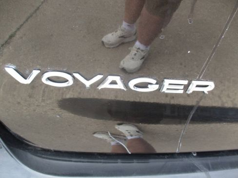 Used 2020 Chrysler Voyager Lxi FWD image 34
