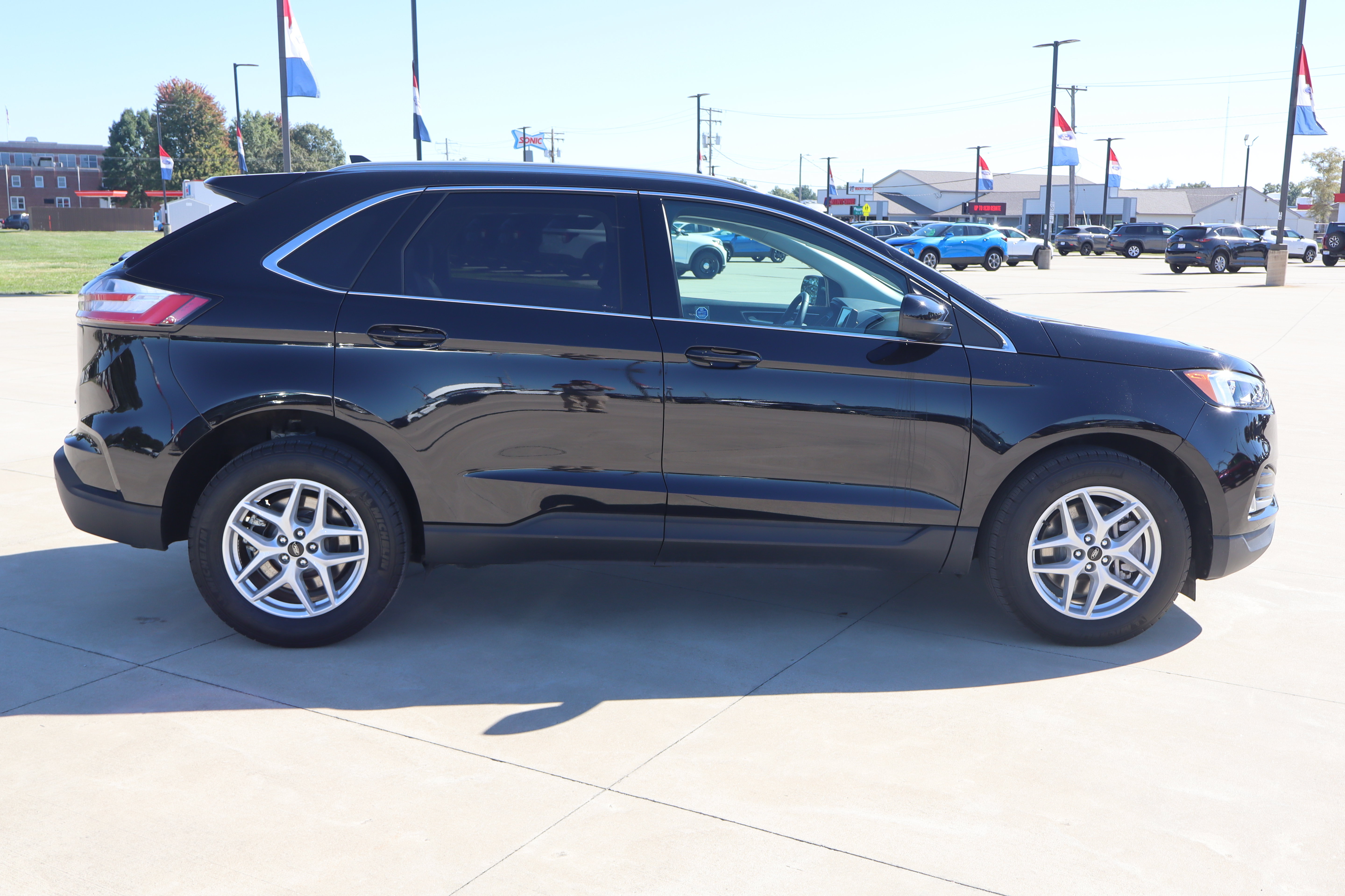 Used 2024 Ford Edge SEL w/ Convenience Package AWD/4WD image 4