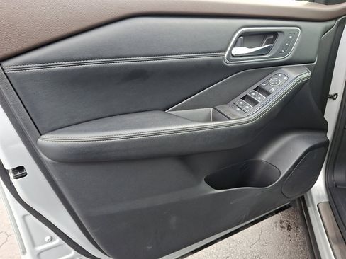 Used 2021 Nissan Rogue Platinum image 12