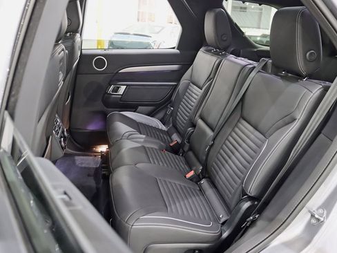 Used 2024 Land Rover Discovery Dynamic SE AWD/4WD image 30