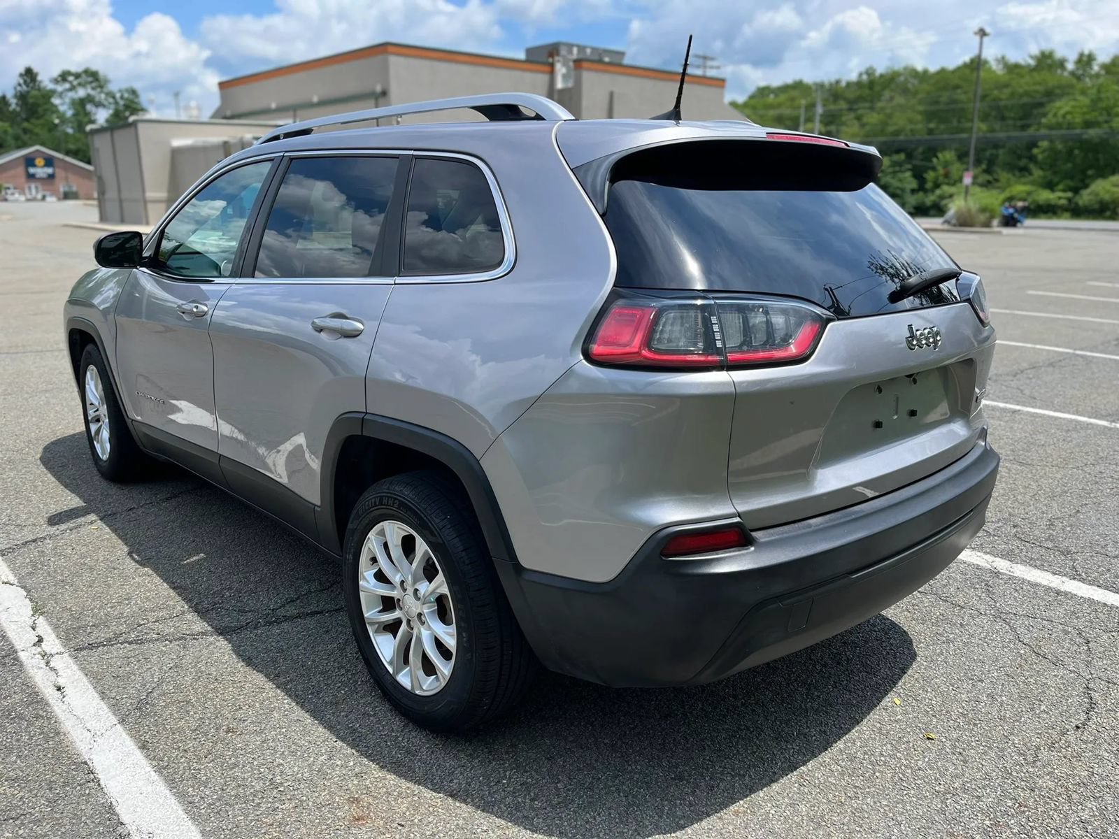 Used 2019 Jeep Cherokee Latitude w/ Popular Appearance Group FWD image 8