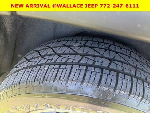 Used 2019 Jeep Grand Cherokee Laredo w/ 18" Wheel & 8.4" Radio Group AWD/4WD image 9