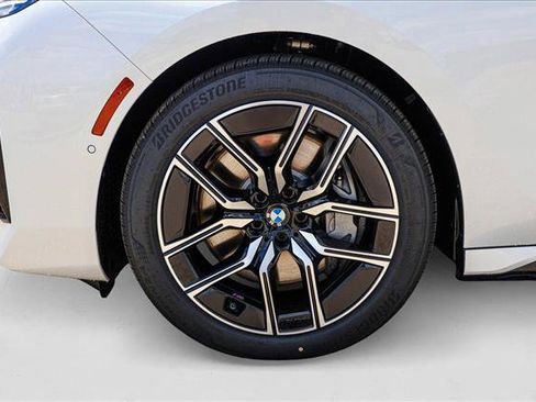 Used 2025 BMW 760i xDrive w/ Premium Package image 9