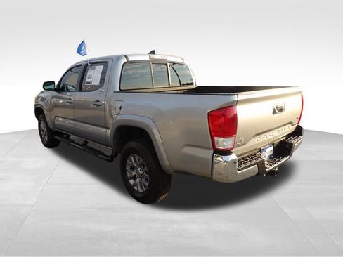 Used 2017 Toyota Tacoma TRD Sport image 5