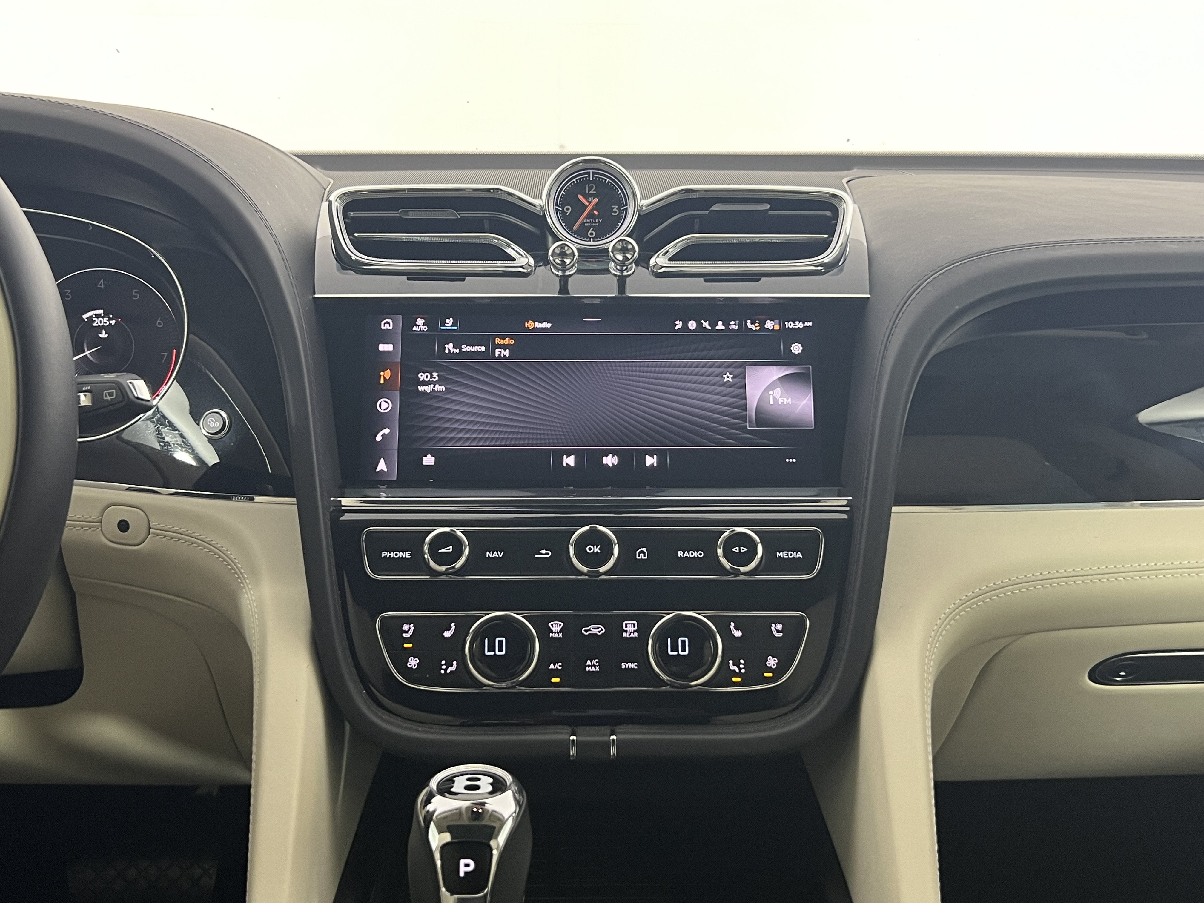 Used 2021 Bentley Bentayga AWD/4WD image 17
