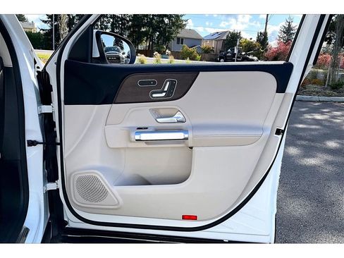 Used 2020 Mercedes-Benz GLB 250 w/ Premium Package image 24