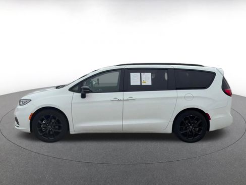 Used 2025 Chrysler Pacifica Limited FWD image 9