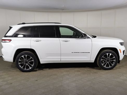 Used 2023 Jeep Grand Cherokee Overland w/ Luxury Tech Group IV AWD/4WD image 19
