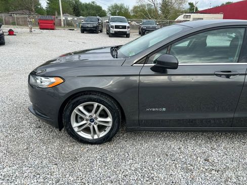 Used 2018 Ford Fusion SE FWD image 4