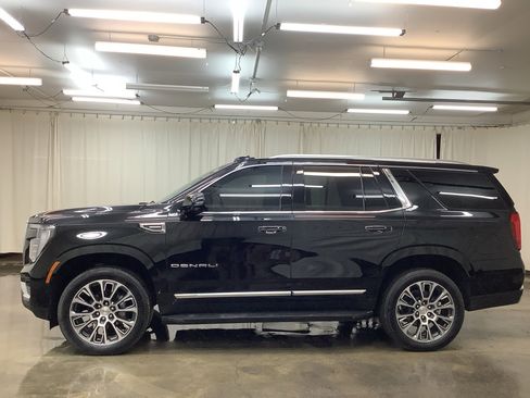 Used 2025 GMC Yukon Denali w/ Advanced Technology Package AWD/4WD image 11