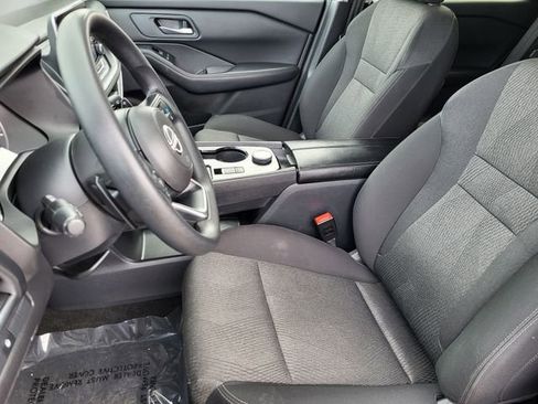 Used 2024 Nissan Rogue SV image 3