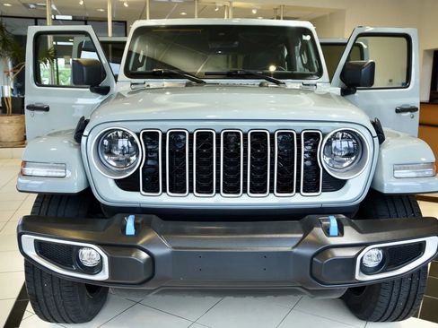 Used 2024 Jeep Wrangler Unlimited Sahara w/ Technology Group AWD/4WD image 2