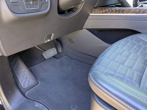 Used 2025 Cadillac Escalade Sport Platinum w/ LPO, ONYX Package image 16