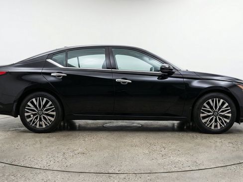 Used 2025 Nissan Altima 2.5 SV FWD image 11