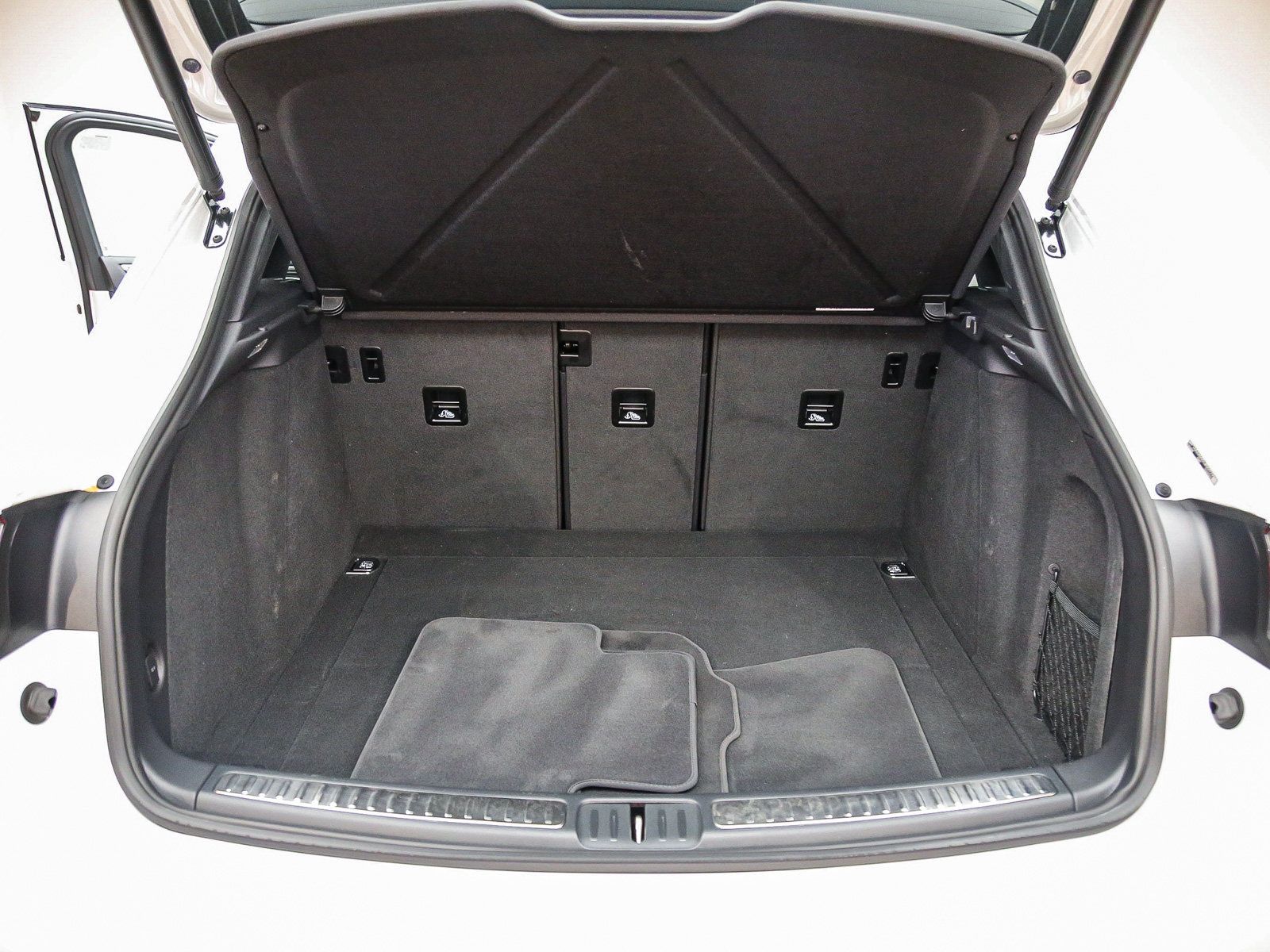 Certified 2025 Porsche Macan AWD/4WD image 32