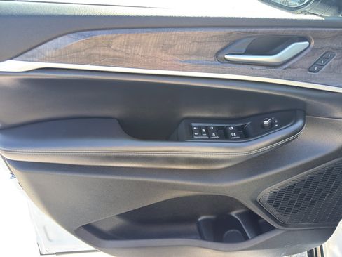 Used 2023 Jeep Grand Cherokee L Limited w/ Luxury Tech Group II image 15