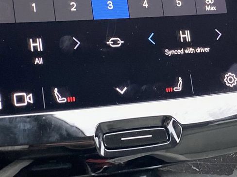 Used 2023 Volvo XC60 B5 Plus image 8