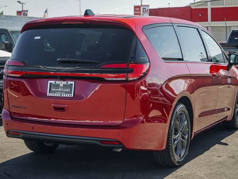 New 2026 Chrysler Pacifica Select image 4
