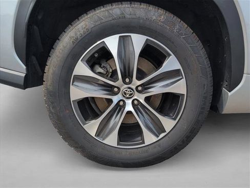 Used 2023 Toyota Highlander XLE image 24
