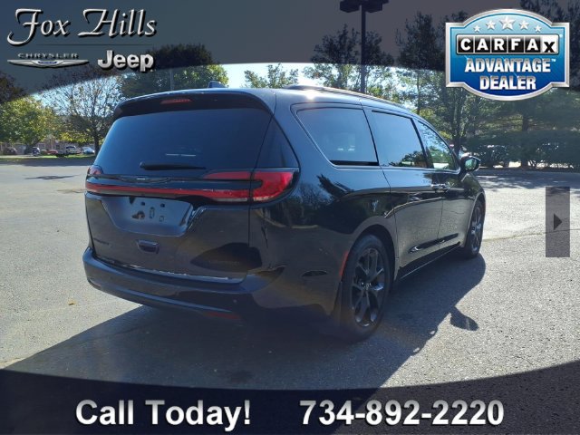 Certified 2025 Chrysler Pacifica Limited w/ Uconnect Theater Family Group FWD image 9